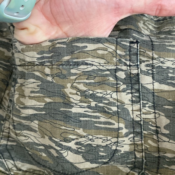 Camo print cropped cargo-style pants - Picture 15 of 16